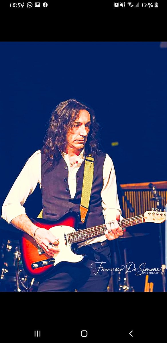 Maurizio Vercon con la sua chitarra