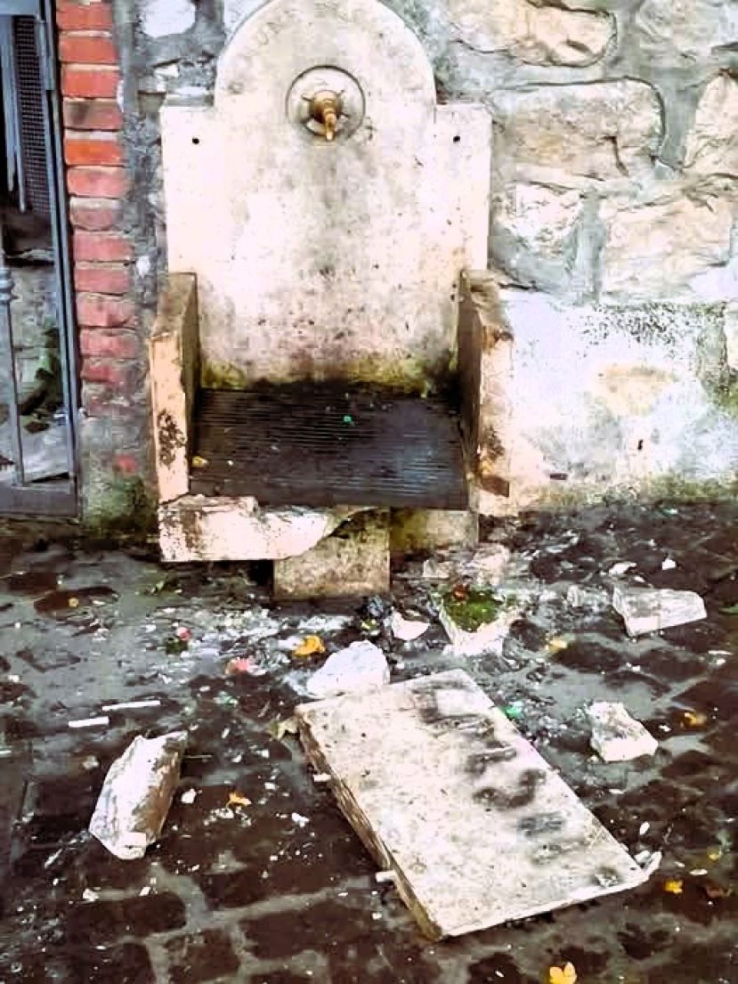La Fontana della &amp;quot;Fonte Vecchia&amp;quot; dopo l&amp;#039;esplosione