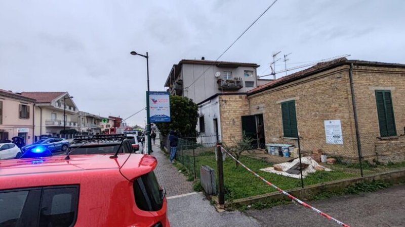 PESCARA - CEDE PAVIMENTO IN UNA CASA DONNA FERITA