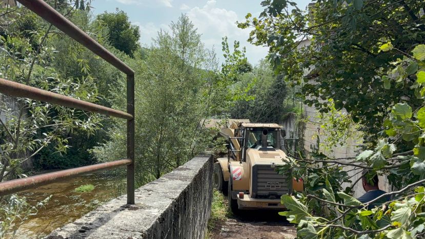 Ruspa in azione nell&amp;#039;alveo del Turano