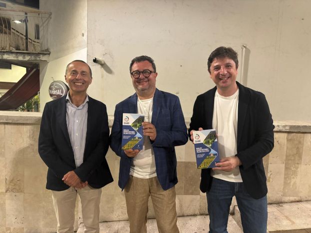 Da sinistra: Antonio Tenaglia (presidente del Consiglio comunale di Tollo), Angelo Radica (sindaco di Tollo), Giovanni Gostoli (direttore generale della Rete dei Comuni Sostenibili).