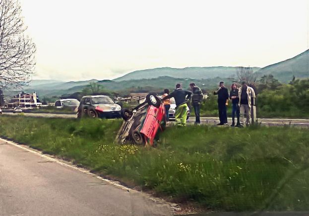 CIVITA DI ORICOLA, AUTO SI RIBALTA SUL RETTILINEO ALL&amp;#039;ALTEZZA DEL KIWI BAR: NESSUN FERITO