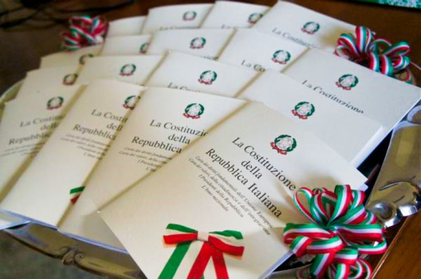 CARSOLI, IL SINDACO VELIA NAZZARRO CONSEGNERA&amp;#039; UNA COPIA DELLA COSTITUZIONE ITALIANA AI DICIOTTENNI DEL 2016