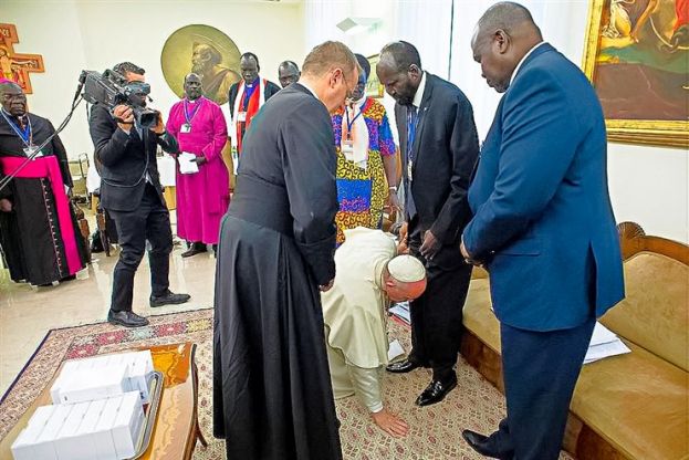 Papa Bergoglio bacia i piedi 