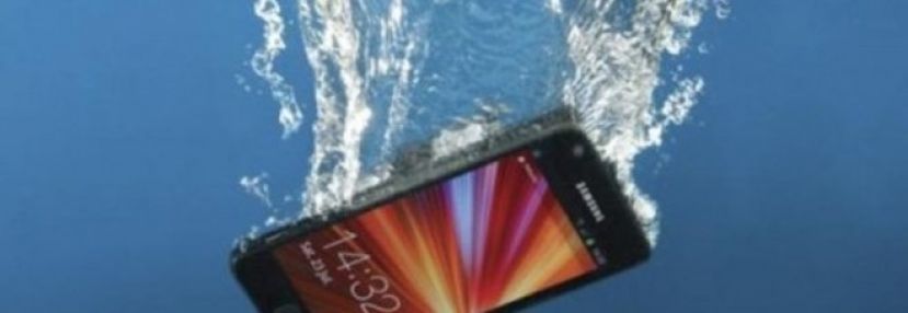 LO SMARTPHONE CADE IN ACQUA? NIENTE RISO,ECCO IL METODO PIU&amp;#039; EFFICACE PER &amp;quot;SALVARLO&amp;quot;