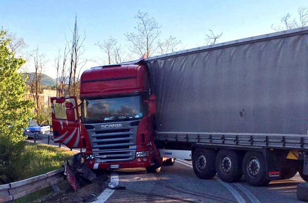 CHIUSO PER ORE IL CASELLO AUTOSTRADALE DI CARSOLI-ORICOLA: TIR SBANDA E BLOCCA LA CIRCOLAZIONE