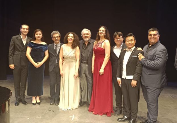 Foto di gruppo dei cantanti dell&amp;#039;accademia con M&deg; Marziali
