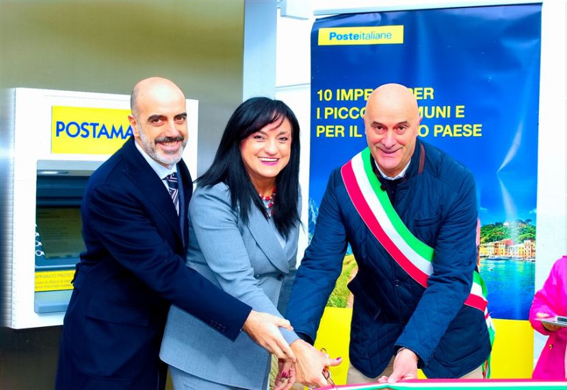 Andrea Bellissimo (Relazioni Istituzionali Poste Italiane), Roberta Iacovozzi (direttrice provinciale Poste Italiane), Lorenzo Berardinetti (sindaco Sante Marie)