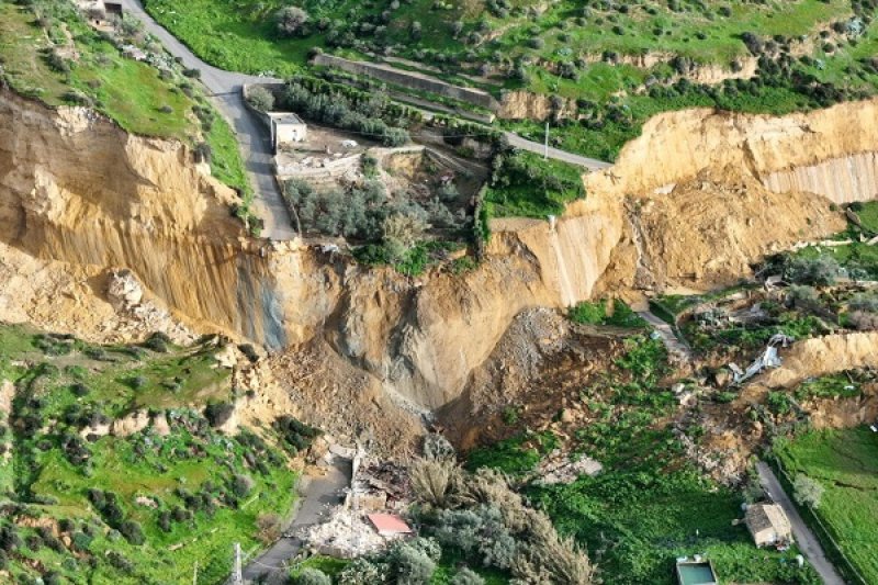 NISCEMI - LA FRANA NON SI FERMA, RISCHIO EVACUAZIONE DI TUTTO IL PAESE