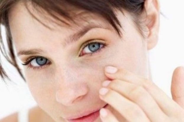 PORRI E PEDUNCOLI SUL COLLO? ECCO IL METODO TUTTO NATURALE PER RIMUOVERLI DA SOLI