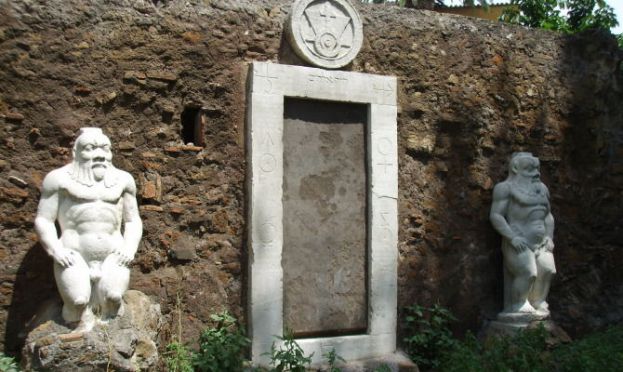 Porta Alchemica Roma, Luoghi
