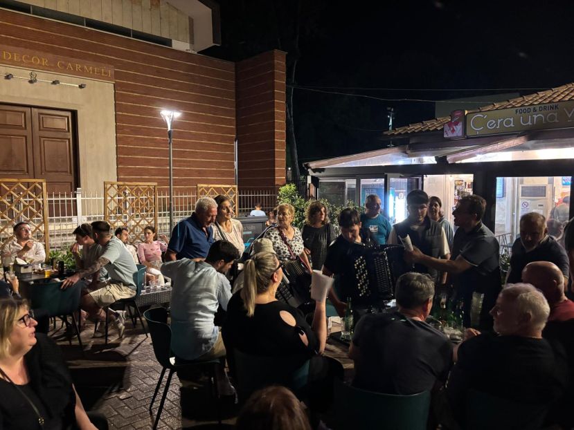 Gente Festeggiante in piazza della Libert&agrave;