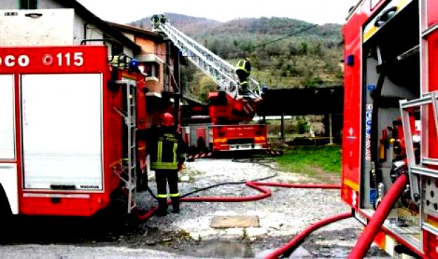 INCENDIO SULLA S.S.TURANENSE, VASTA AREA IN FIAMME DA QUESTA MATTINA.AL LAVORO I VIGILI DEL FUOCO