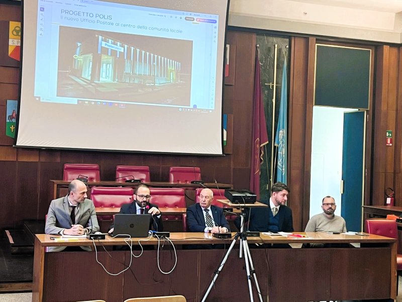 Un momento della presentazione del &amp;#039;Progetto Colonnine&amp;#039;