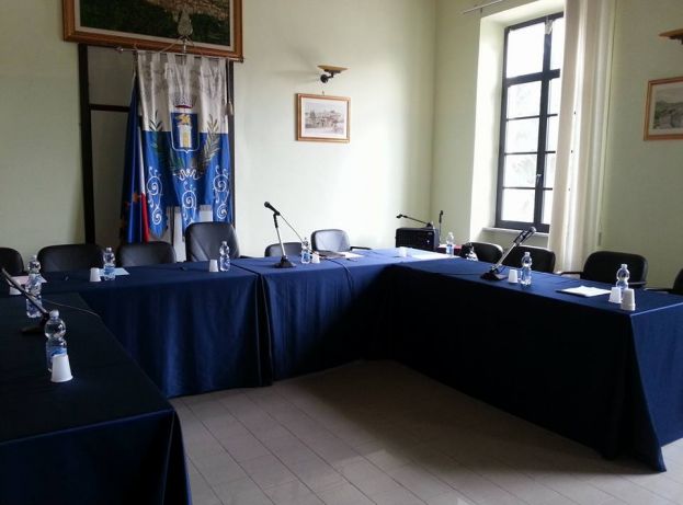 CARSOLI,NUOVO TOVAGLIO SUI BANCHI DELLA SALA CONSILIARE DEL COMUNE