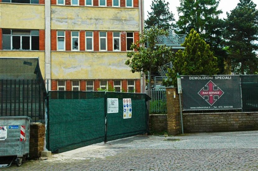 CARSOLI, INIZIATI I LAVORI DI DEMOLIZIONE DELL&amp;#039;EDIFICIO SCOLASTICO DA PARTE DELLA RAD SERVICE: SCOMPARE UN PEZZO DI STORIA(FOTO)