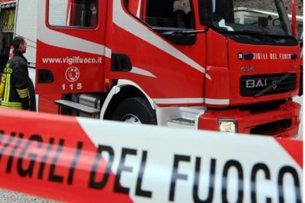 AUTO IN FIAMME A ROMA, A POCA DISTANZA IL CADAVERE DI UNA RAGAZZA 22ENNE