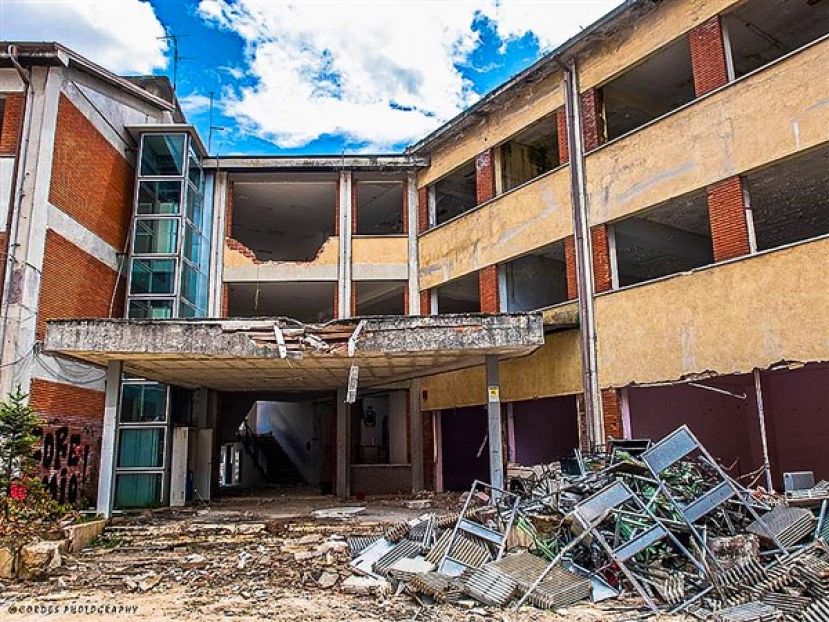 SCUOLA MEDIA DI CARSOLI, PROSEGUONO A RITMO SERRATO I LAVORI DI DEMOLIZIONE DA PARTE DELLA RAD SERVICE