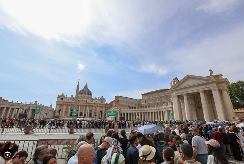 Fedeli a San Pietro per l&amp;#039;ultimo saluto a Papa Francesco