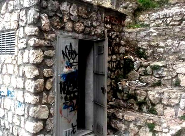 DIVELTA LA PORTA DI SICUREZZA DELLA CABINA ENEL NEL CENTRO STORICO DI CARSOLI,PERICOLO PER LA PUBBLICA INCOLUMITA&amp;#039;