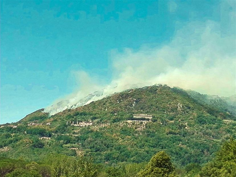 Incendio in corso sulla montagna di Roviano