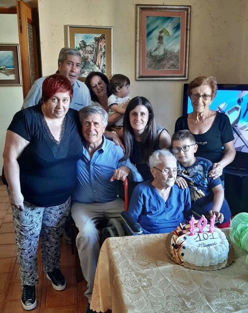 La Signora Gina circondata dai propri cari