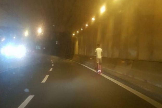 Ragazzo sul monopattino