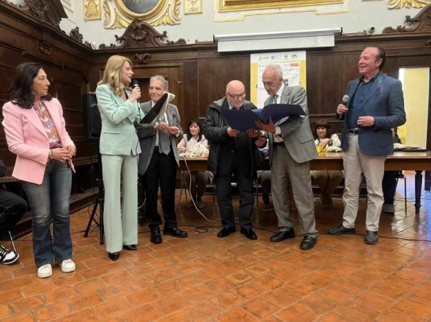 Il Prof. Antonio Lera Presidente AGAPE Accademia Caff&egrave; Letterari d&amp;#039;Italia e d&amp;#039;Europa durante la premiazione