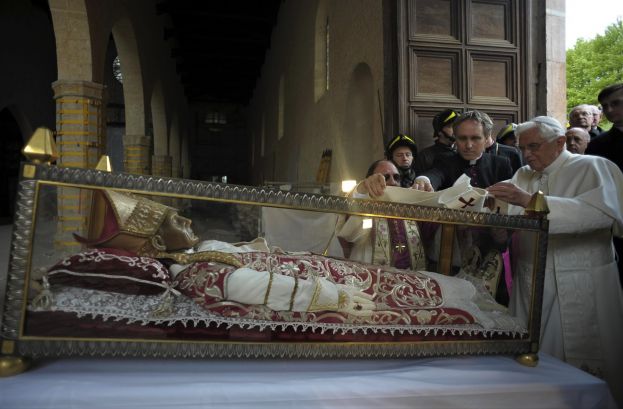 Benedetto XVI e l&amp;#039;urna con Papa Celestino V