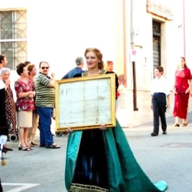 Donna in costume d&amp;#039;epoca