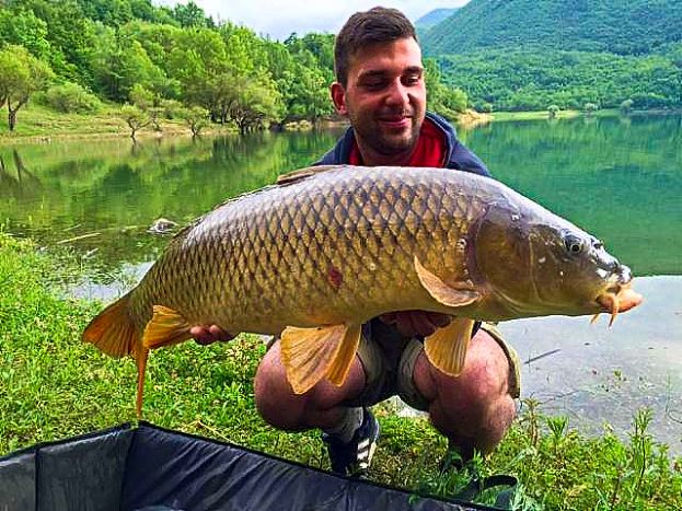CARPA DA RECORD PESCATA NEL LAGO DEL TURANO DALL&amp;#039;ARSOLANO FABIO DE ANGELIS