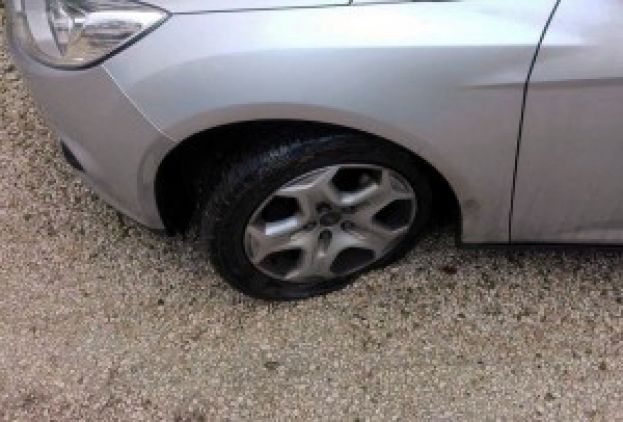 ATTI VANDALICI A ROCCA DI BOTTE:AUTO INTERAMENTE GRAFFIATA E RUOTE TAGLIATE.ATTO INTIMIDATORIO?