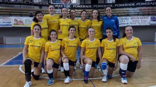 ESORDIO CON LA MAGLIA DELL&amp;#039;ASSOCIAZIONE DEL PICCOLO EDOARDO A SULMONA PER LE RAGAZZE UNDER 16 DEL VOLLEY CARSOLI