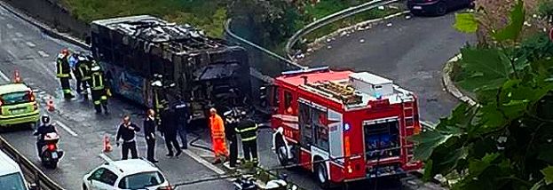 ROMA, BUS ATAC IN FIAMME IN VIALE DEL MURO TORTO: URLA E PANICO A BORDO