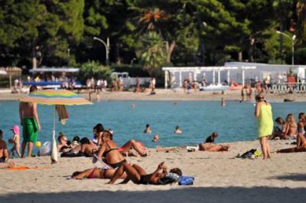 ALLARME TERRORISMO SULLE SPIAGGE, KAMIKAZE TRAVESTITI DA AMBULANTI
