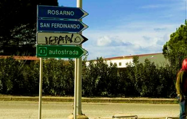 RISSA NELLA TENDOPOLI, CARABINIERE AGGREDITO SPARA E UCCIDE MIGRANTE