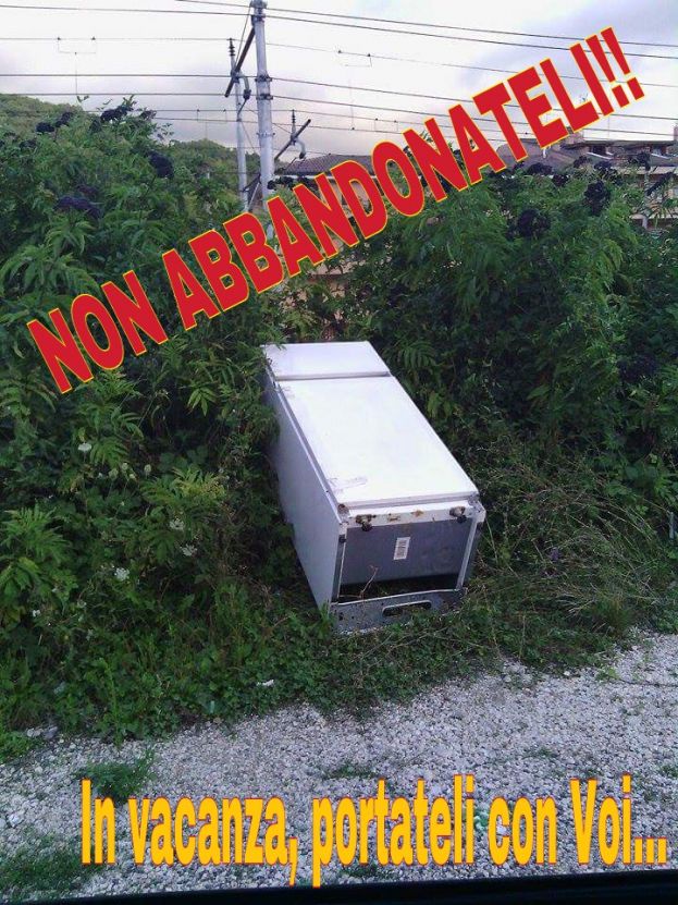 CARSOLI,FRIGORIFERO ABBANDONATO DENTRO IL CENTRO ABITATO