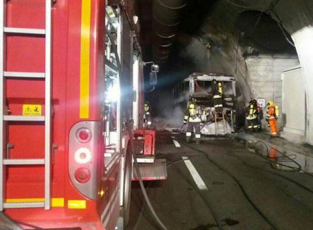 PULLMAN IN FIAMME NEL TRAFORO DEL GRAN SASSO, UNA RAGAZZA: &amp;quot;ABBIAMO AVUTO PAURA DI MORIRE&amp;quot;