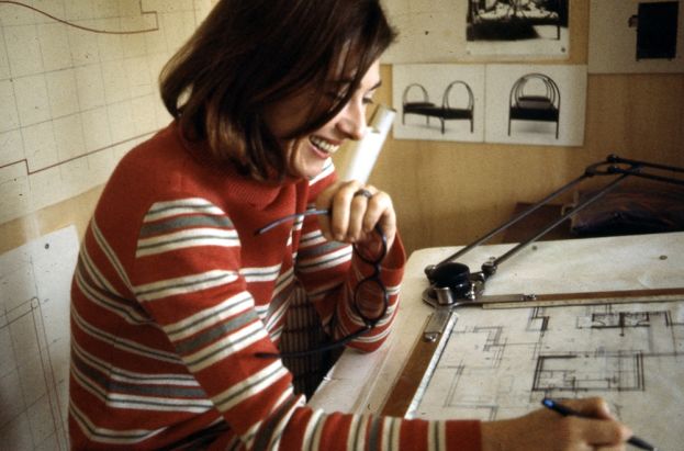 Cini Boeri al tavolo da lavoro, 1965 circa. Courtesy Archivio Cini Boeri