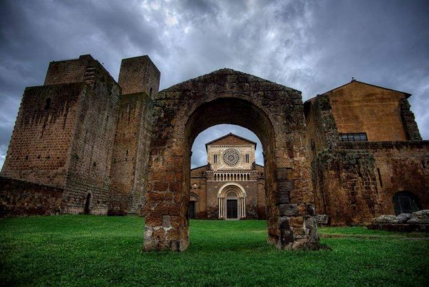 Tuscania_Vista della Basilica di San Pietro_Crediti foto_ Regina Eutizi