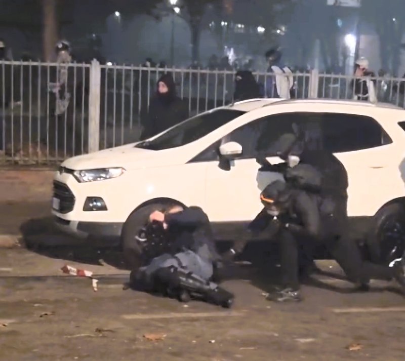 Poliziotto pestato a Torino