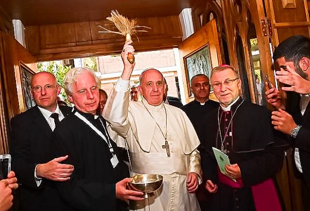 PAPA BERGOGLIO E LA SVOLTA ISLAMICA: PARLA IN ARABO IN VISITA UFFICIALE