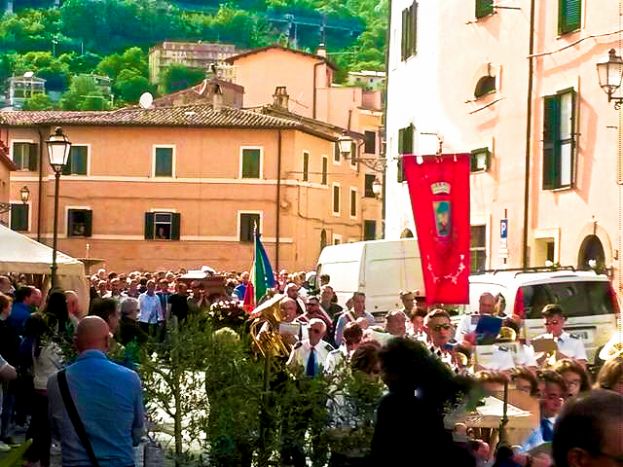 ARSOLI, PIAZZA VALERIA GREMITA DI GENTE COMMOSSA PER L&amp;#039;ULTIMO SALUTO A CLAUDIO BRUNI