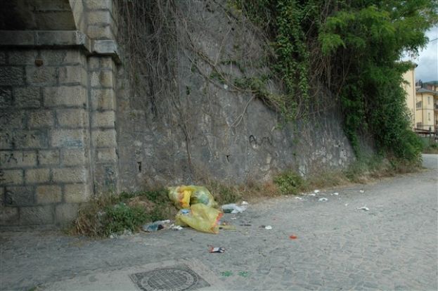 CARSOLI,PAESE SEMPRE PIU&rsquo; SPORCO: E&rsquo; LA GENTE O COSA?