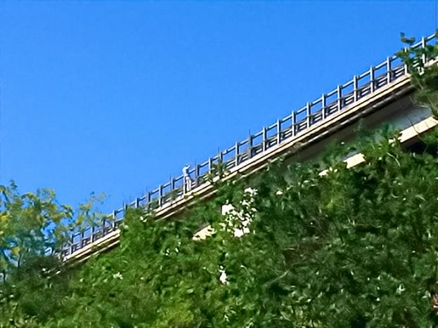 L&amp;#039;uomo in bilico sul viadotto dell&amp;#039;A14