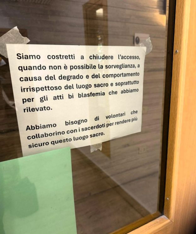 Foto ripresa dalla pagina Facebook &amp;quot; Roma fa schifo &amp;quot;