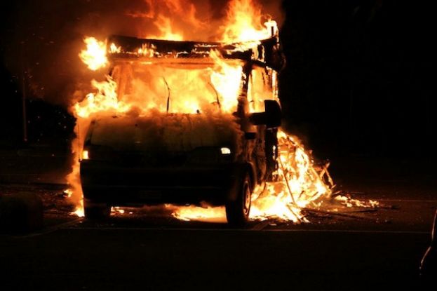 ROCCA DI BOTTE, VA A FUOCO IL CAMPER DELLA DIRETTRICE POSTALE: INTERVENGONO CARABINIERI E POMPIERI