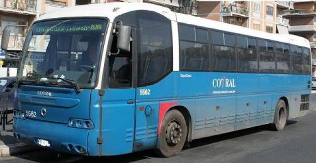 ORICOLA,BUS COTRAL FUORI SERVIZIO FINISCE FUORI STRADA