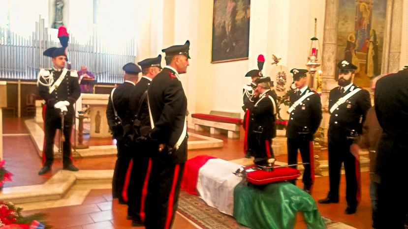 L&amp;#039;ARMA SALUTA IL &amp;quot;BRIGADIERE BUONO&amp;quot;:PICCHETTO D&amp;#039;ONORE E TANTI AMICI A CARSOLI PER GIANFRANCO VOLPONI