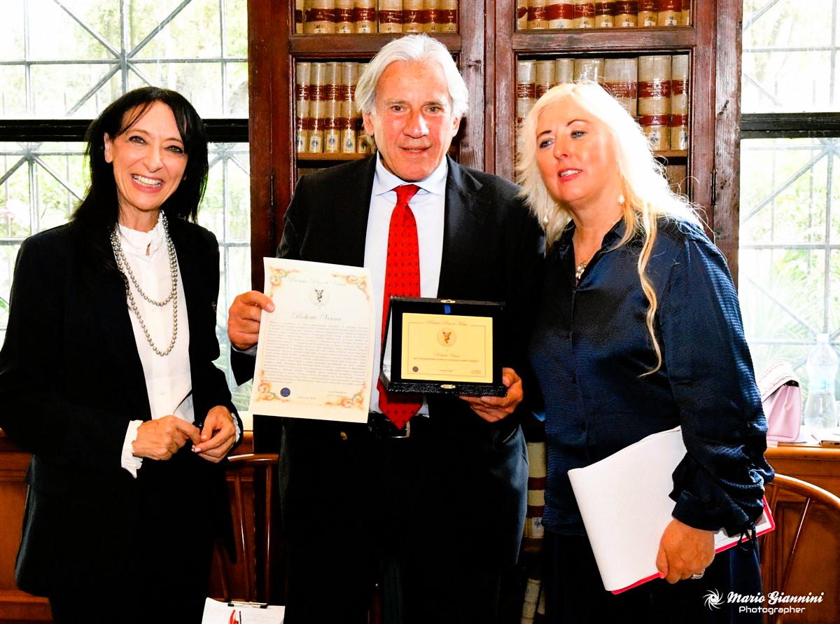 Ester Campese premia Roberto Verna 1200 x 891